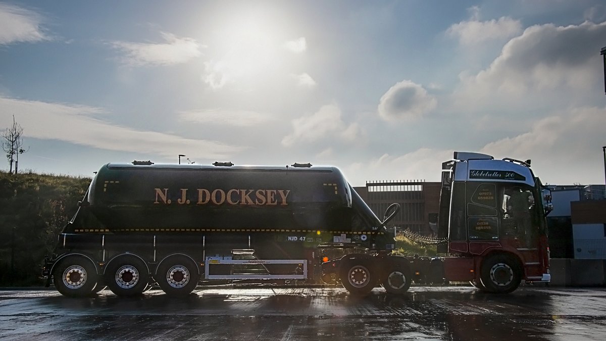 northtrucktales's tweet photo. It's wet. @bulkandtipper @VolvoTrucksUK #globetrotter500 #feldbinder #volvofh #volvotruckmoment #drypowder #powdertanker https://t.co/TheIXEtGcc