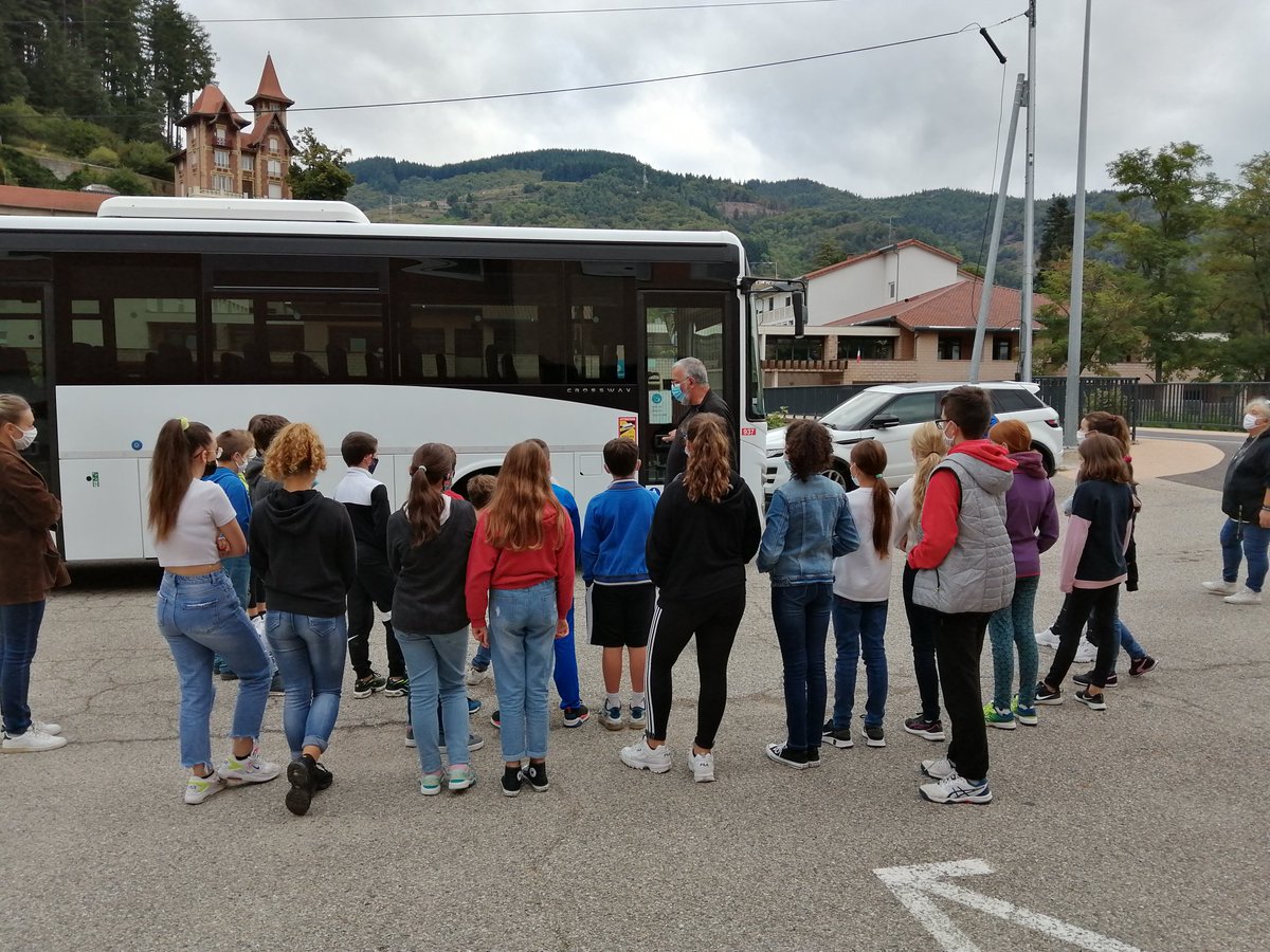 CITEDUCHEYLARD's tweet photo. Opération sortir du bus
Les élèves de sixième très attentifs aux consignes de sécurité données par le chauffeur.
#anateep
#engagement
#securitéroutière https://t.co/z9J1OJmCxf