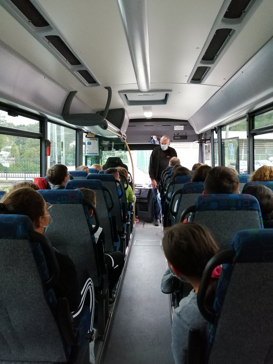 CITEDUCHEYLARD's tweet photo. Opération sortir du bus
Les élèves de sixième très attentifs aux consignes de sécurité données par le chauffeur.
#anateep
#engagement
#securitéroutière https://t.co/z9J1OJmCxf