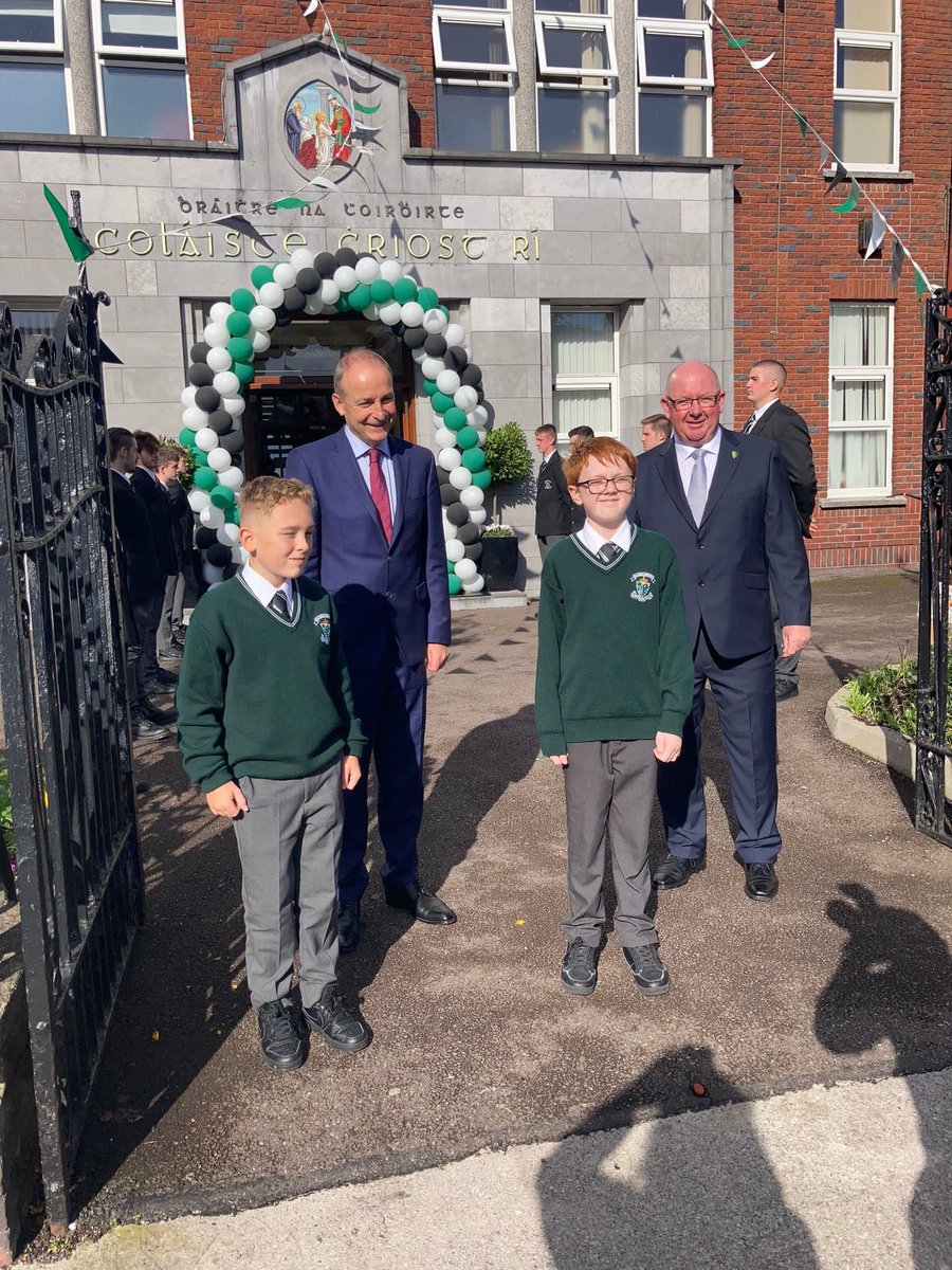 Chriost_Ri's tweet photo. An honour to have our past pupil & Taoiseach na hÉireann @MichealMartinTD visit us today. An historic day for our school, Míle Buíochas a Thaoisigh 💚🖤🤍 https://t.co/foj2ySbJL8