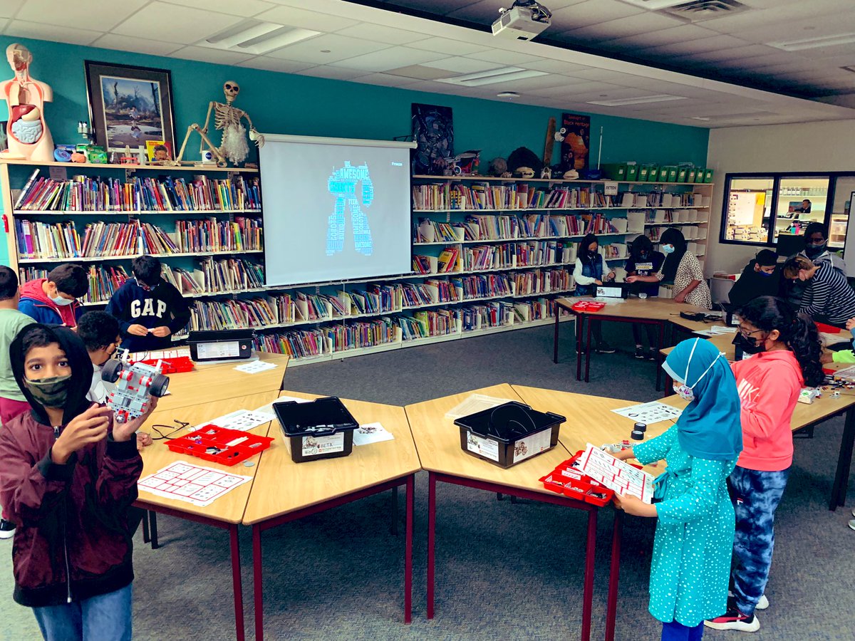 MrUriarte's tweet photo. @champlaintrail starting up the @TheGobots robotic club for the year. Looking forward to coding, building, solving challenges, tournaments and of course the fun!! @PeelSchools #peel21 #Robotics #codingisfun https://t.co/9bb9JejMbo