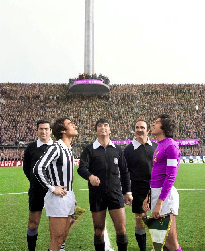 nostalgiafutbo4's tweet photo. Anastasi y Merlo , capitanes de Juventus y Fiorentina, antes del saque inicial. Estadio Artemio Franchi. Florencia. Años 70. https://t.co/fNB1TjF23j