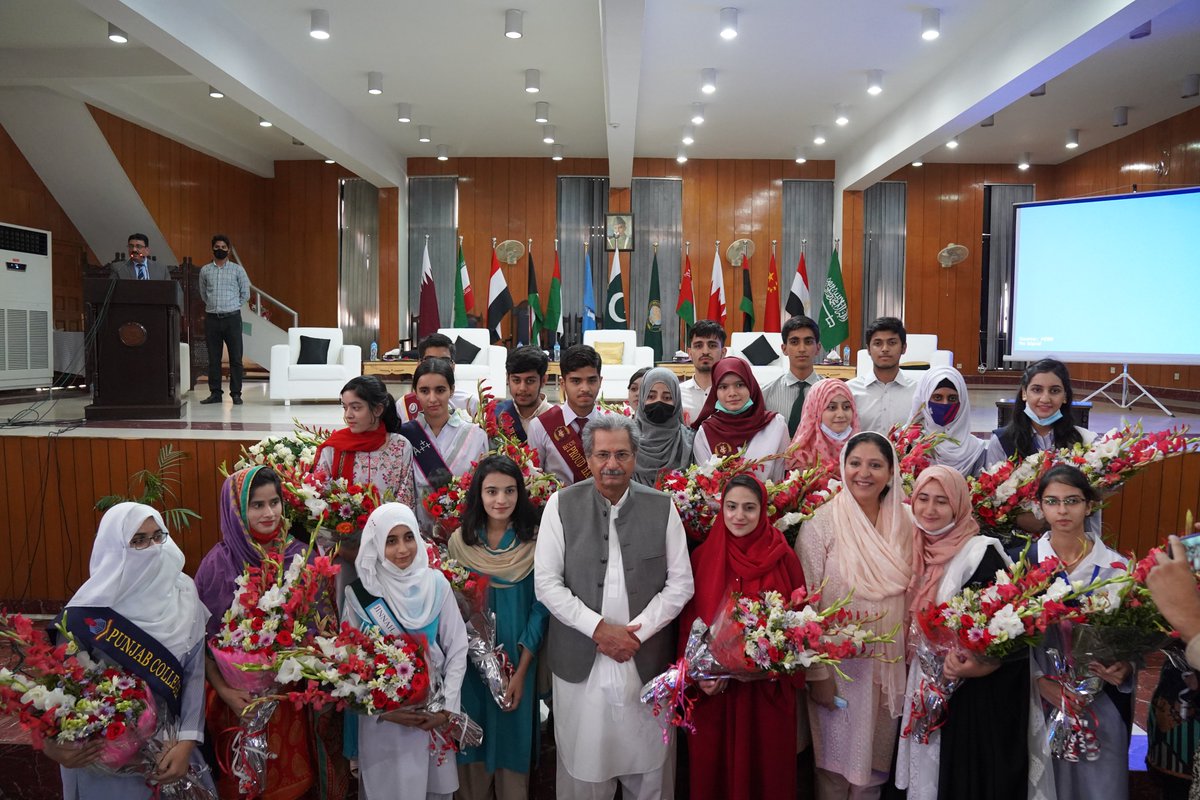 TMaarifVakfi's tweet photo. |@PakTurkMaarif Okulları öğrencilerimizden Moiza Zahid, Pakistan'da gerçekleştirilen ulusal lise bitirme sınavı HSSC-II / Sayısal alanda gösterdiği %99.5'lik başarı ile ülke ikincisi oldu.🇹🇷🥈🇵🇰

Öğrencimize ikincilik ödülünü Pakistan Eğitim Bakanı @Shafqat_Mahmood takdim etti. https://t.co/fzEz2c4XNX