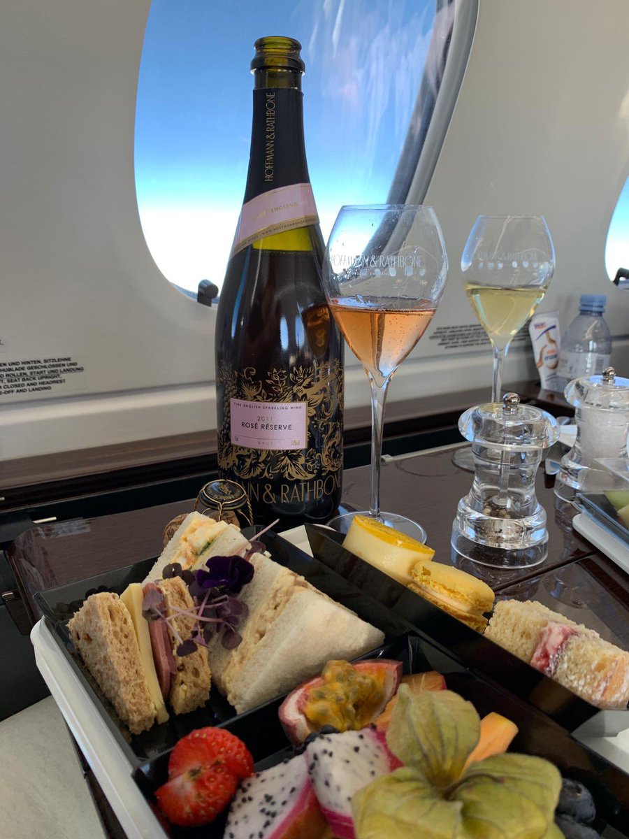 What makes a flight more enjoyable, a glass or two of England’s finest sparkling of course ✈️🍾 #ThrowBackMonday #rosereserve #englishwine