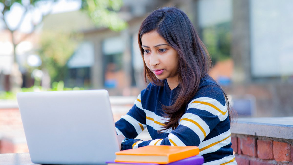 bankofcanada's tweet photo. Ever thought of a career in #economics or #finance? Apply for our Master’s #Scholarship Award for Women by Oct. 17. 🎓https://t.co/RaF14OTMke https://t.co/XpgyiI9yya