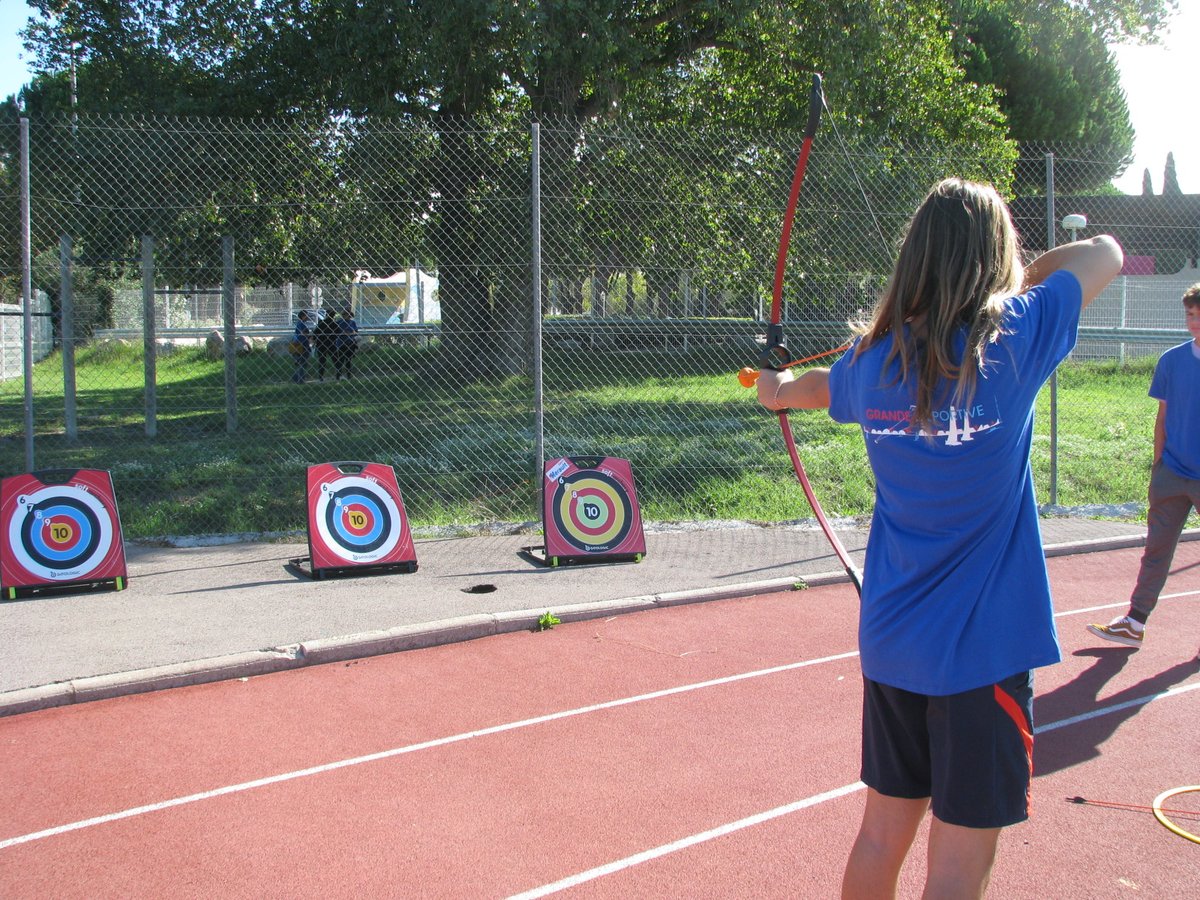 cdos34's tweet photo. Les 150 élèves qui participaient à la #journéedusportscolaire ont aussi pu s'essayer à d'autres ateliers portant toujours sur les valeurs de l'#olympisme. Au programme➡️rugby, golf, footgolf, tir à l'arc, tests physiques et pétanque.
@heraultsport_ @UnssHerault @34Dsden #Herault https://t.co/khrr9BhWn3