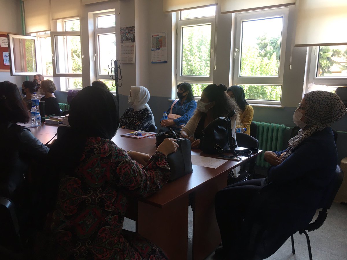 Şube Yönetim Kurulu üyemiz Fatih Yulduz ve Kadın Komisyonu Başkanımız Ayşe Sevinç ile birlikte Suna Uzal Ortaokulumuzda  eğitim çalışanlarımızla bir araya geldik. Eğitim üzerine değerli görüş ve katkıları için teşekkür ediyoruz.