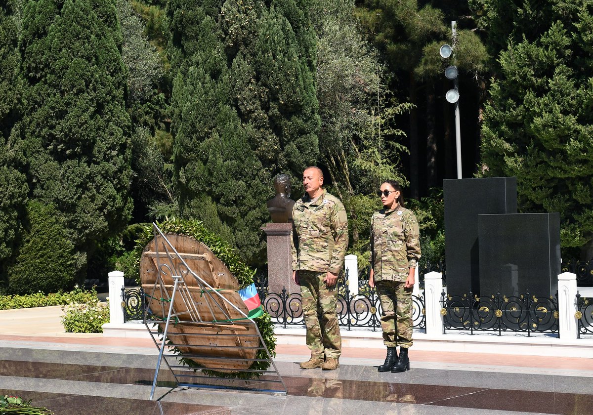 1VicePresident's tweet photo. Anım Günündə Azərbaycan Respublikasının Prezidenti və birinci xanım Fəxri xiyabana gələrək müasir müstəqil dövlətimizin memarı və qurucusu, görkəmli dövlət xadimi, xalqımızın dahi oğlu və ümummilli lideri Heydər Əliyevin məzarını ziyarət ediblər

https://t.co/RLWjwH3pfp https://t.co/Fe84yJKCj2