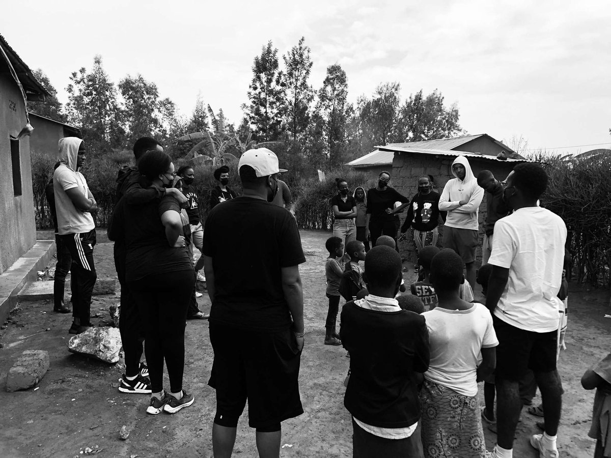 Kuri uyu wagatandatu abanyamuryango n’inshuti za <a href="/Our_Past_In/">Our Past Initiative</a> bifatanyije natwe mumuganda wokurangiza igice cyambere cy’umushinga wacu mu murenge wa Ngeruka. 

Hazakurikiraho igice cya kabiri kigizwe nokubaka ubwiherero, ubwogero ndetse n’ibikoni by’iyi miryango 9. 

1/2