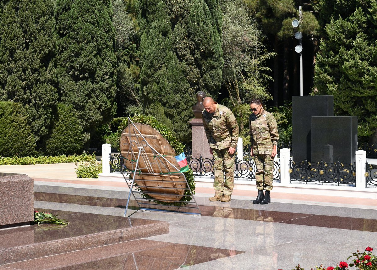 1VicePresident's tweet photo. Anım Günündə Azərbaycan Respublikasının Prezidenti və birinci xanım Fəxri xiyabana gələrək müasir müstəqil dövlətimizin memarı və qurucusu, görkəmli dövlət xadimi, xalqımızın dahi oğlu və ümummilli lideri Heydər Əliyevin məzarını ziyarət ediblər

https://t.co/RLWjwH3pfp https://t.co/Fe84yJKCj2