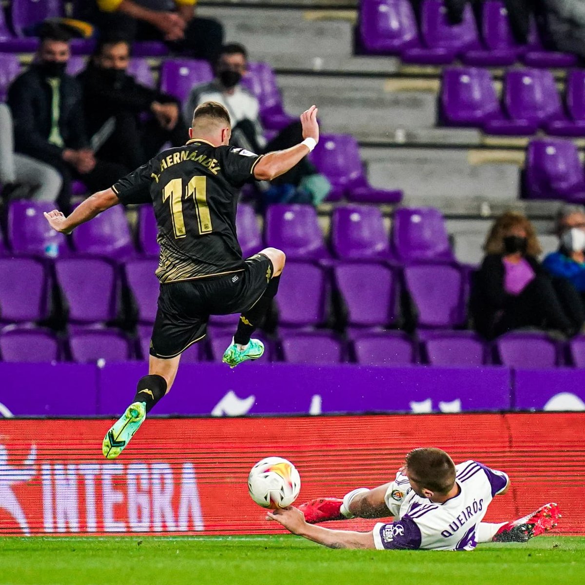 queiras3's tweet photo. Muy feliz de lograr finalmente la primera victoria con este club @realvalladolid junto de nuestra afición! Gracias a todos por su incansable apoyo 🙌🏼🔥 #AúpaPucela 💜🤍 https://t.co/FhoIl0sjOo
