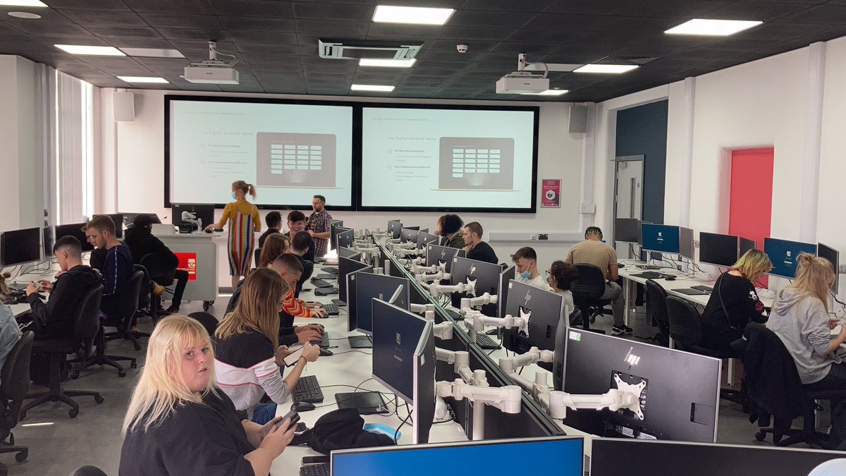 StaffsGames's tweet photo. Getting the students connected is key to us. @Daaaaavve is delivering our “Getting to Grips with Course Technology and Communications” talk to get students used to interacting with our digital landscape. #WelcomeWeek2020 @StaffsUni https://t.co/052gYBVsVk