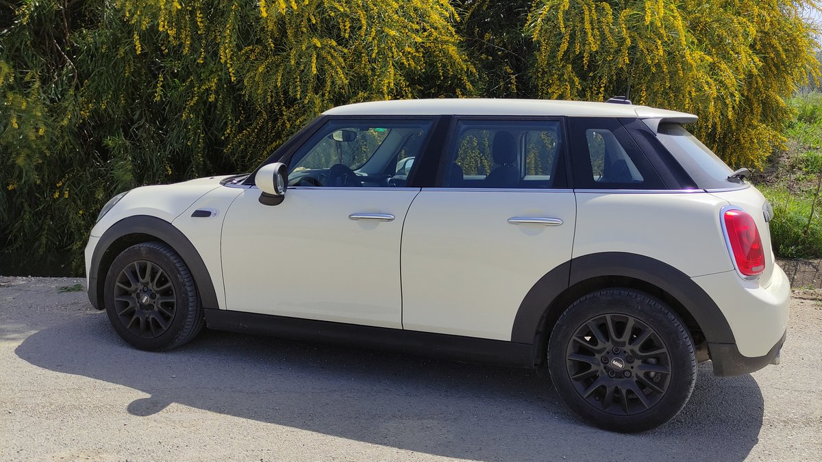 MINIEspana's tweet image. Cuando llenas tu #MINI5Puertas de experiencias, tu #OrgulloDeMINI se hace más grande. Como el de @rocio.drp, que casi no cabe en la foto. 😉