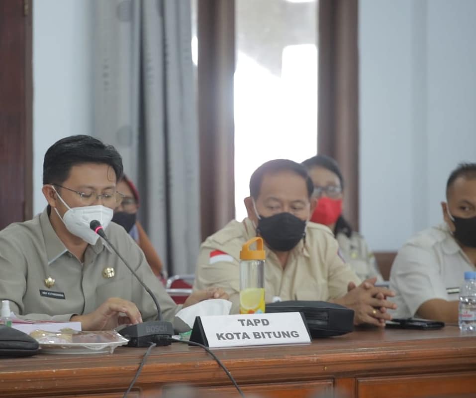 audypangemanan's tweet photo. Kadang berdebat. Panjang.
Sering sekali beradu argumen.
Acap kali berbeda pendapat.
Rapat di skors, ucap pimpinan. Ketika kesepakatan sulit tercapai.
Seharian, bisa terasa sangat singkat.
Apapun itu, kita menyadari 'tugas' kita. Bahwa kepentingan rakyat adalah yang utama. https://t.co/SHd4G5h7dc