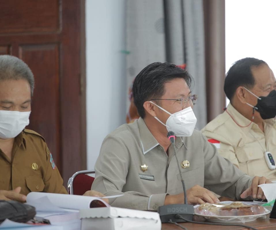 audypangemanan's tweet photo. Kadang berdebat. Panjang.
Sering sekali beradu argumen.
Acap kali berbeda pendapat.
Rapat di skors, ucap pimpinan. Ketika kesepakatan sulit tercapai.
Seharian, bisa terasa sangat singkat.
Apapun itu, kita menyadari 'tugas' kita. Bahwa kepentingan rakyat adalah yang utama. https://t.co/SHd4G5h7dc