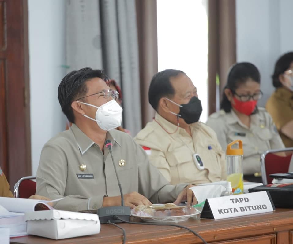 audypangemanan's tweet photo. Kadang berdebat. Panjang.
Sering sekali beradu argumen.
Acap kali berbeda pendapat.
Rapat di skors, ucap pimpinan. Ketika kesepakatan sulit tercapai.
Seharian, bisa terasa sangat singkat.
Apapun itu, kita menyadari 'tugas' kita. Bahwa kepentingan rakyat adalah yang utama. https://t.co/SHd4G5h7dc