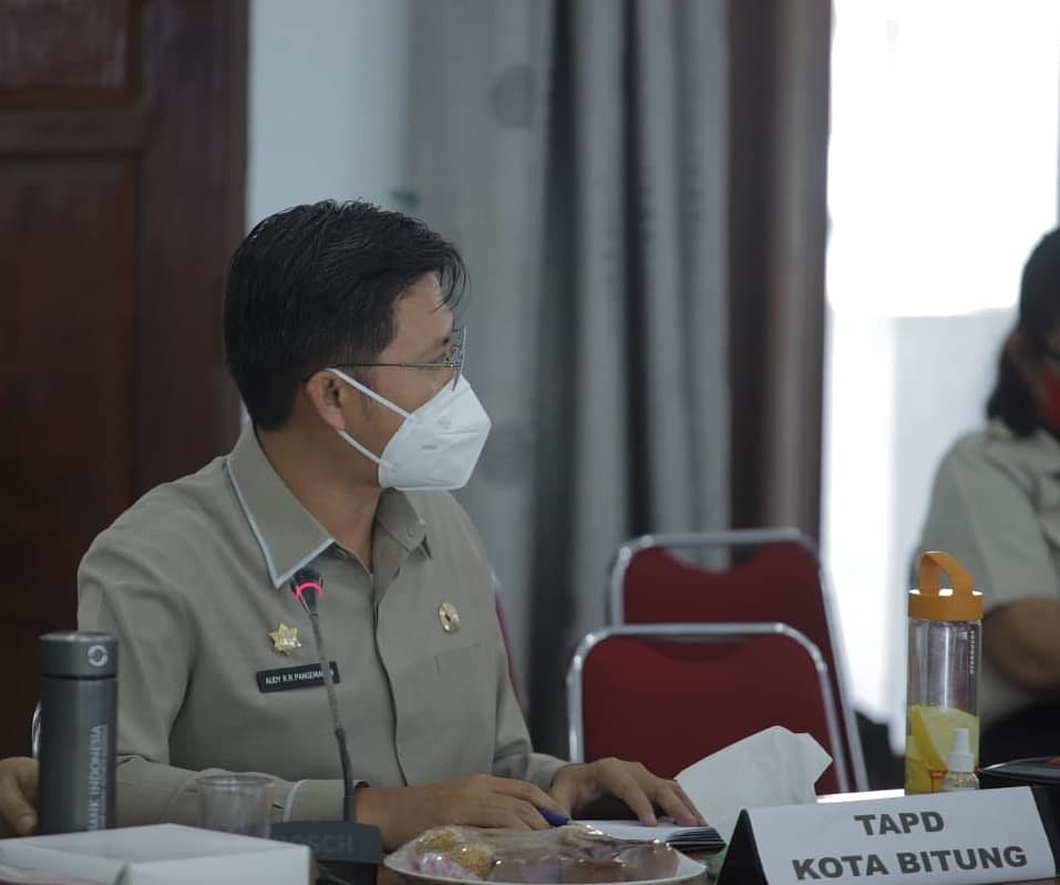 audypangemanan's tweet photo. Kadang berdebat. Panjang.
Sering sekali beradu argumen.
Acap kali berbeda pendapat.
Rapat di skors, ucap pimpinan. Ketika kesepakatan sulit tercapai.
Seharian, bisa terasa sangat singkat.
Apapun itu, kita menyadari 'tugas' kita. Bahwa kepentingan rakyat adalah yang utama. https://t.co/SHd4G5h7dc