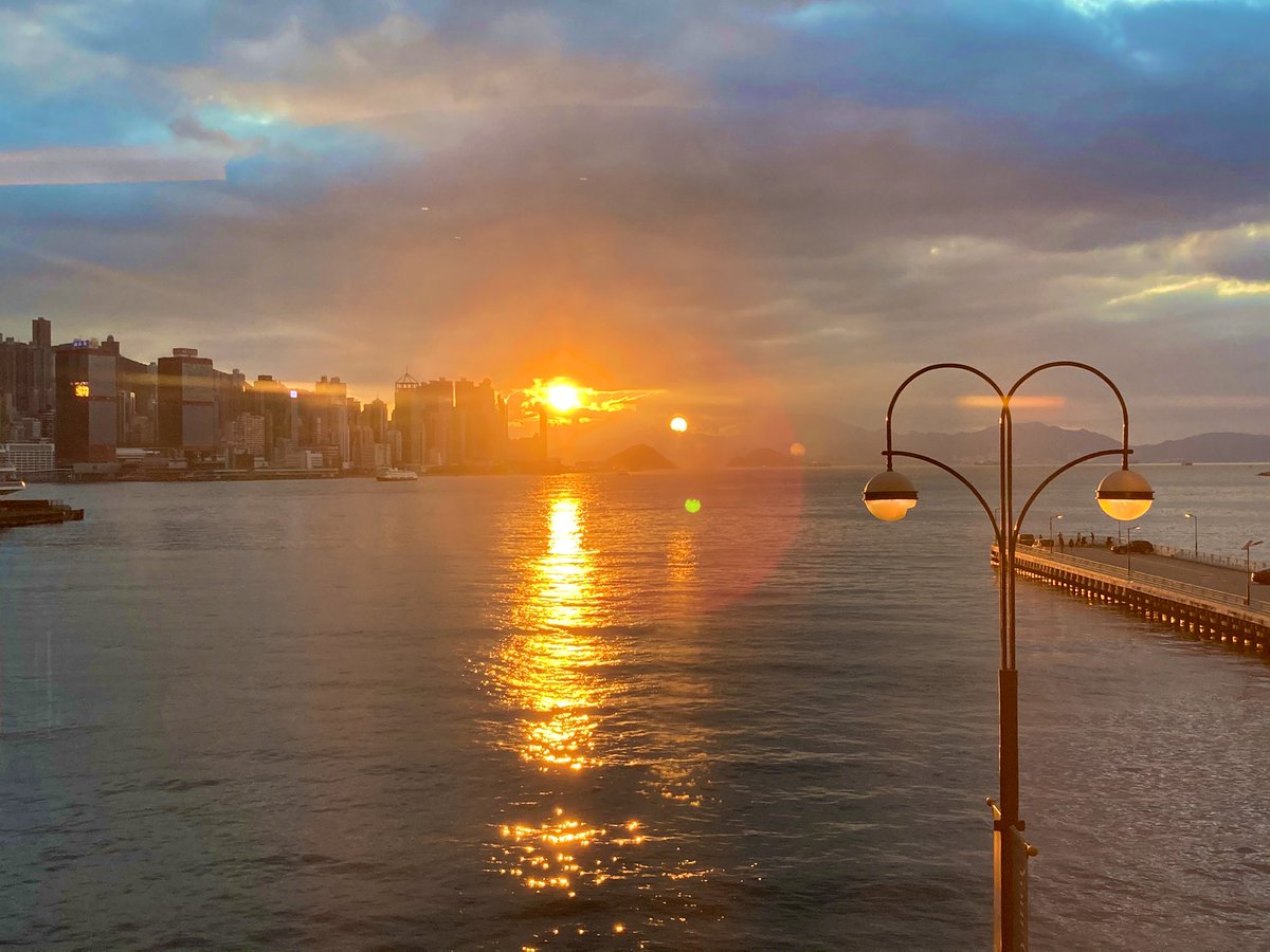 Sunset in HK🌅。                                               

#SUPERJUNIOR #SuperJuniorDnE #SuperJuniorDnE_COUNTDOWN  
#슈퍼주니어 #슈퍼주니어DnE #Leehyukjae #이혁재 #李赫宰 #Eunhyuk #은혁 #銀赫 #Eunhae #은해 #赫海 #Leedonghae #이동해 #李東海 #Donghae #동해 #東海