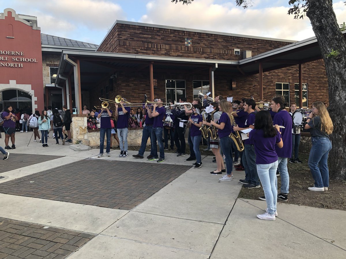 BoerneFineArts's tweet photo. @boernehighschool select band students welcoming our @boernemsnorth students to school!  Happy Monday everyone! @BMSNBand https://t.co/3zIjg1F8Fk