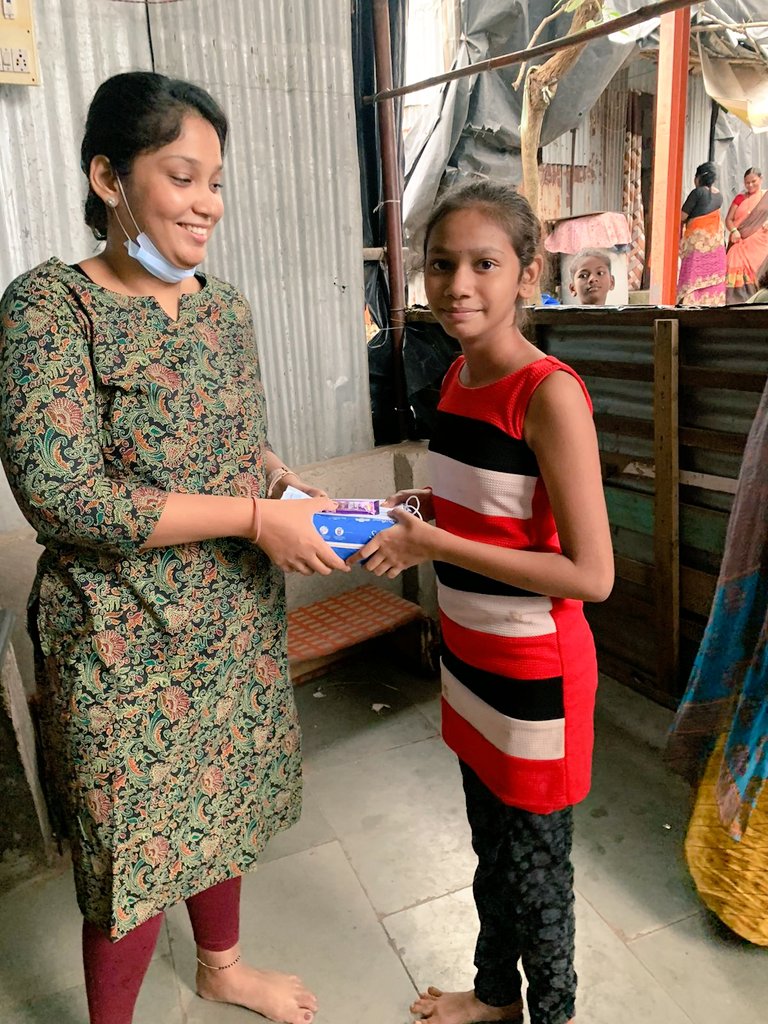 SquadPads's tweet photo. @shilpikaaaa celebrated #DaughtersDay by distributing #1000 #sanitarypads to the folks in #kurarvillage
Such a sweet way to celebrate right β€οΈβ€οΈ
#padsquadder #padsquad #periodpositivity https://t.co/57Uh1XWW68