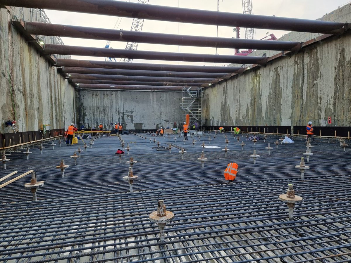 Een maand geleden stond het eerste deel van de bouwkuip aan de zuidzijde van het Hoofdstation nog vol met water 💦 . Nu kan er met droge voeten worden gewerkt aan het betonwerk👷🏼‍♂️. Lees er meer over: groningenspoorzone.nl/nieuws/droge-v…