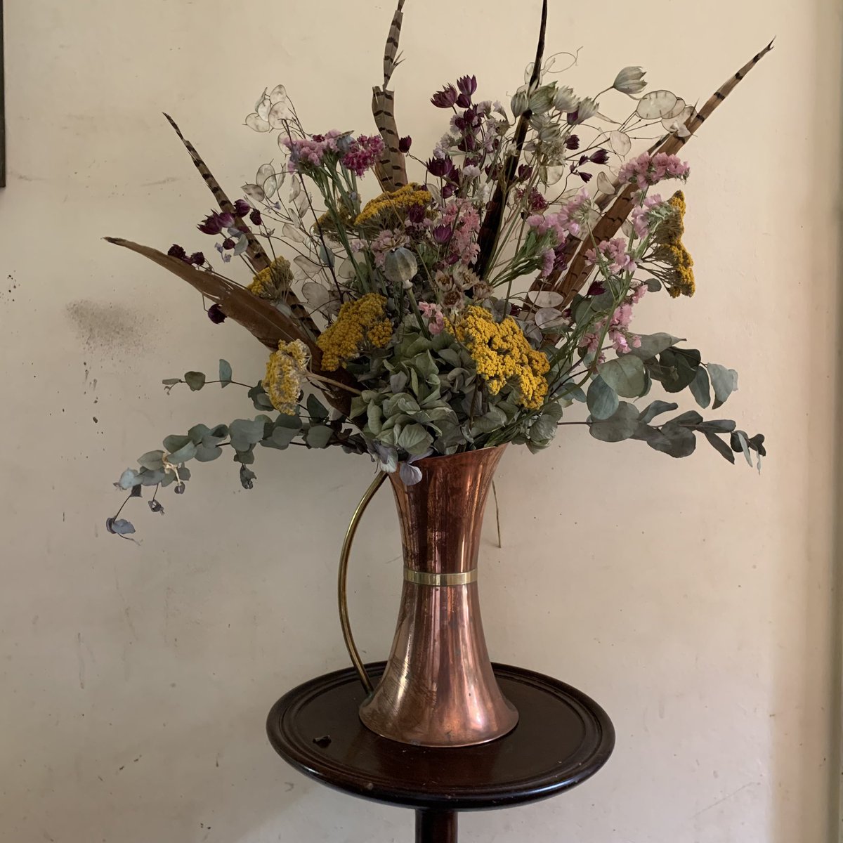 frogwellflowers's tweet photo. It must be Autumn! #driedflowers #autumn #autumnvibes #colours #grownnotflown #backinthegarden https://t.co/AUElhaXsw8