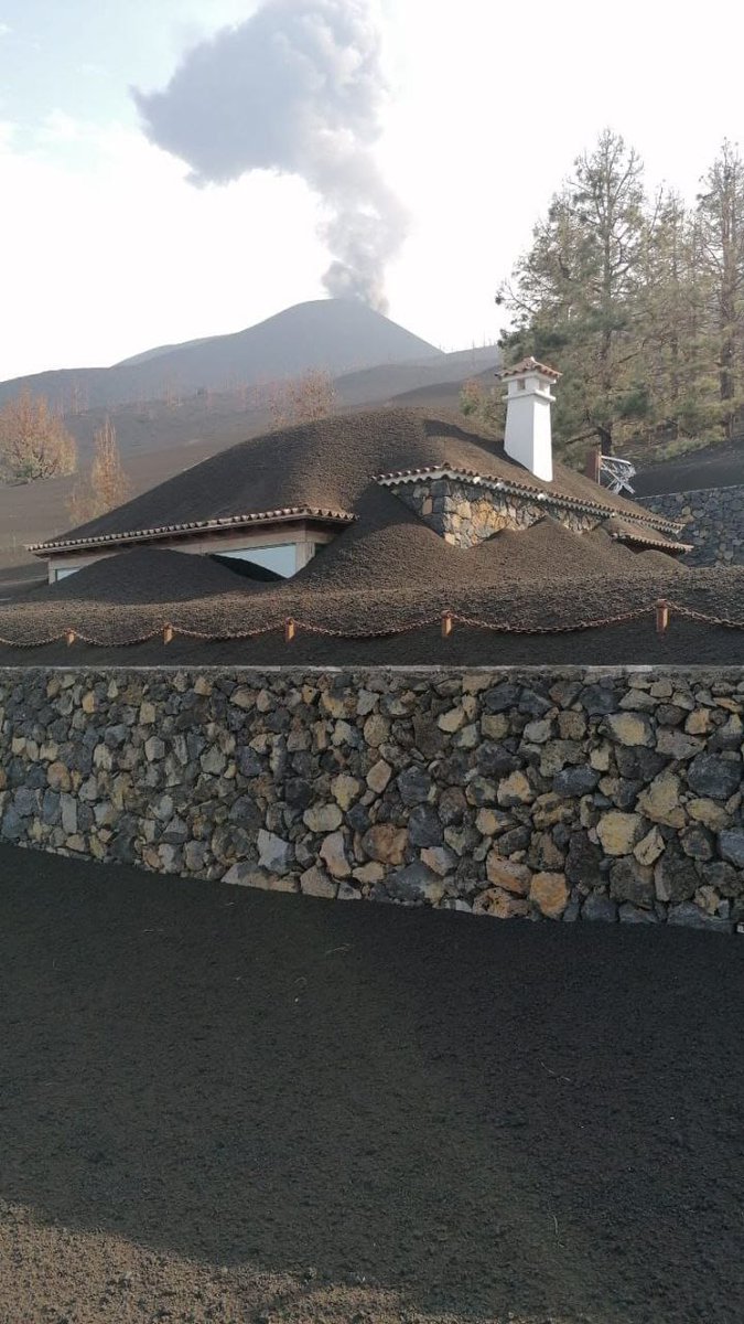 Elmorromazo's tweet photo. Desconozco al autor de la foto, pero es muy buena para explicar la cantidad de ceniza que hay en muchos lugares #elpaso #lasmanchas #LaPalma #Canarias #VolcanLaPalma @VickyPalmaMeteo @MeteoLanzarote @victorioperezmoreno @LaPalmaErupcion @Gus_texeda @Divulgameteo @slaplana_tve https://t.co/ZHYm4Q5WoH