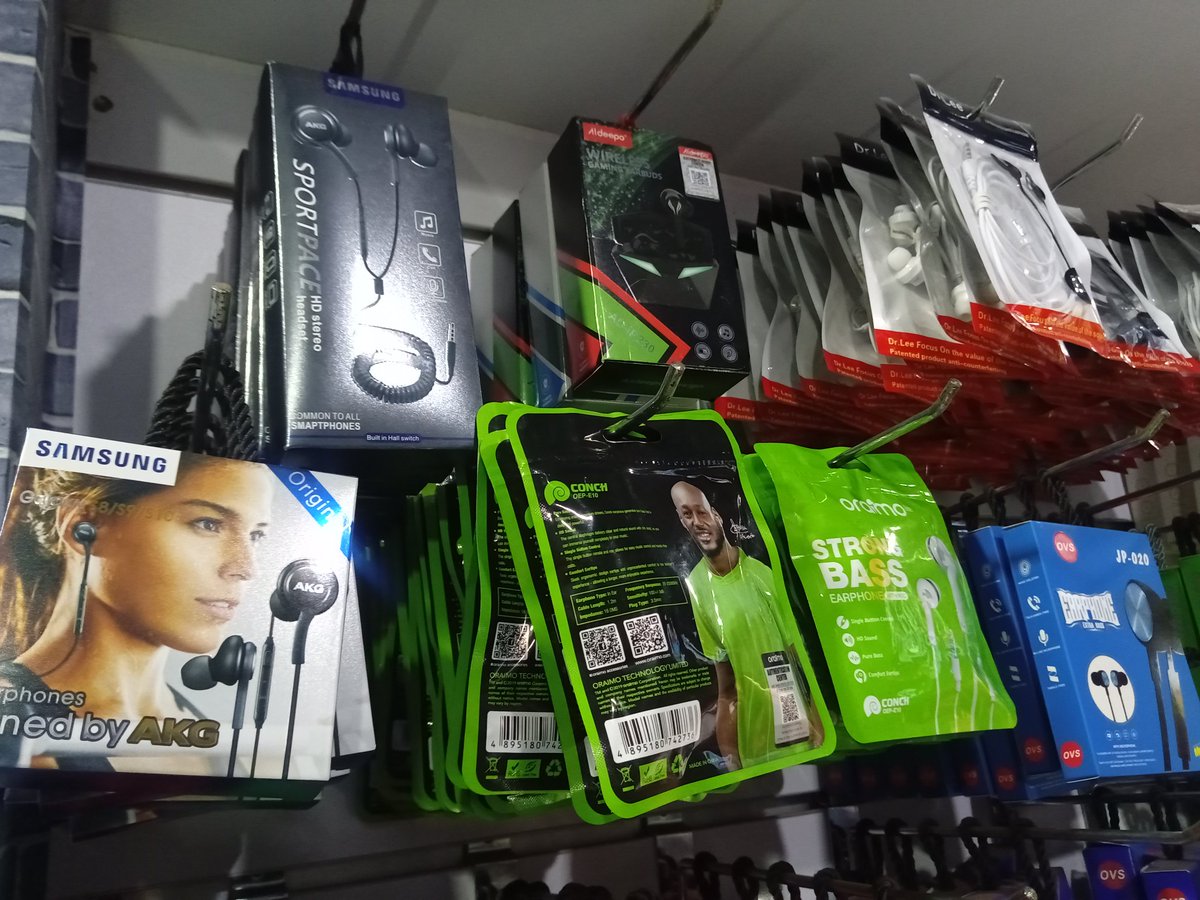 xdlmgmt's tweet photo. Need the best earphones with quality output? #ViPElectronics is the only place where you can access them at a very friendly price.
Just whatsApp or give a phone call on the following numbers below for more informations;
0774347030 & 0771610994 https://t.co/LSHCZSr5f6