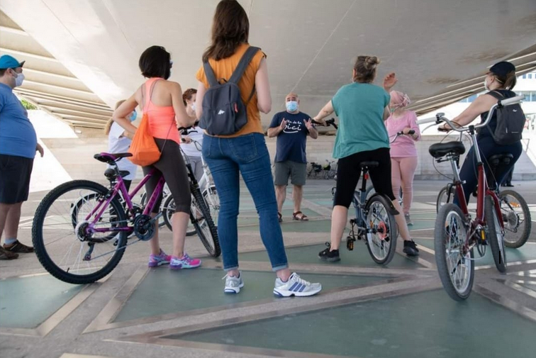 Auladelabici's tweet photo. CURSO GRATUITO PARA APRENDER A IR EN BICI EN LA @UV_EG

Si trabajas y/o estudias en la UV y no sabes ir en bicicleta, este curso que impartimos desde el @Auladelabici es para ti! 🙂

Lunes 4, martes 5, jueves 7 y viernes 8 de octubre de 16:00 a 19:00.

https://t.co/vb4jutz8D2 https://t.co/tU4jd0wVMs