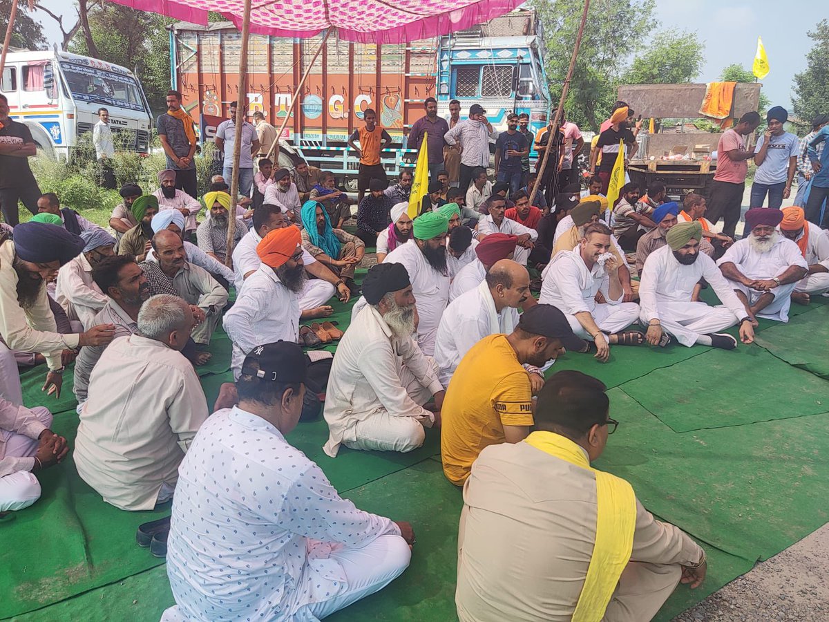 आज 27 सितम्बर को हल्का सुजानपुर  में दिल्ली -जम्मू  नेशनल हाईवे पर माधुपुर  पर किसानों के धरने में भाग लिया।
किसान मजदूर एकता जिंदाबाद
#KisaanJindabad #kissanektajindabaad
#KisanAndolan #Farmers #Protest