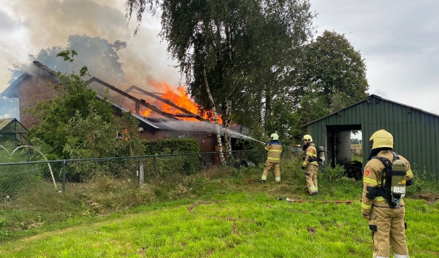 Brand verwoest een schuur aan de Struikheide