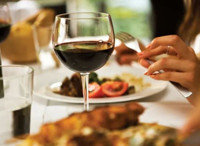Galway_Races's tweet photo. 😊Indoor Hospitality is back at the #GalwayRaces for our Oct BH 3 Day Meeting (23rd-25th)
🪑Sit back, relax &amp; enjoy action packed racing from the comfort of your own table #YesPlease #TreatTime 
🍷The 4-course lunch package is now available for €80 pp https://t.co/YXR85mF2Ob https://t.co/j7P4B38v1s