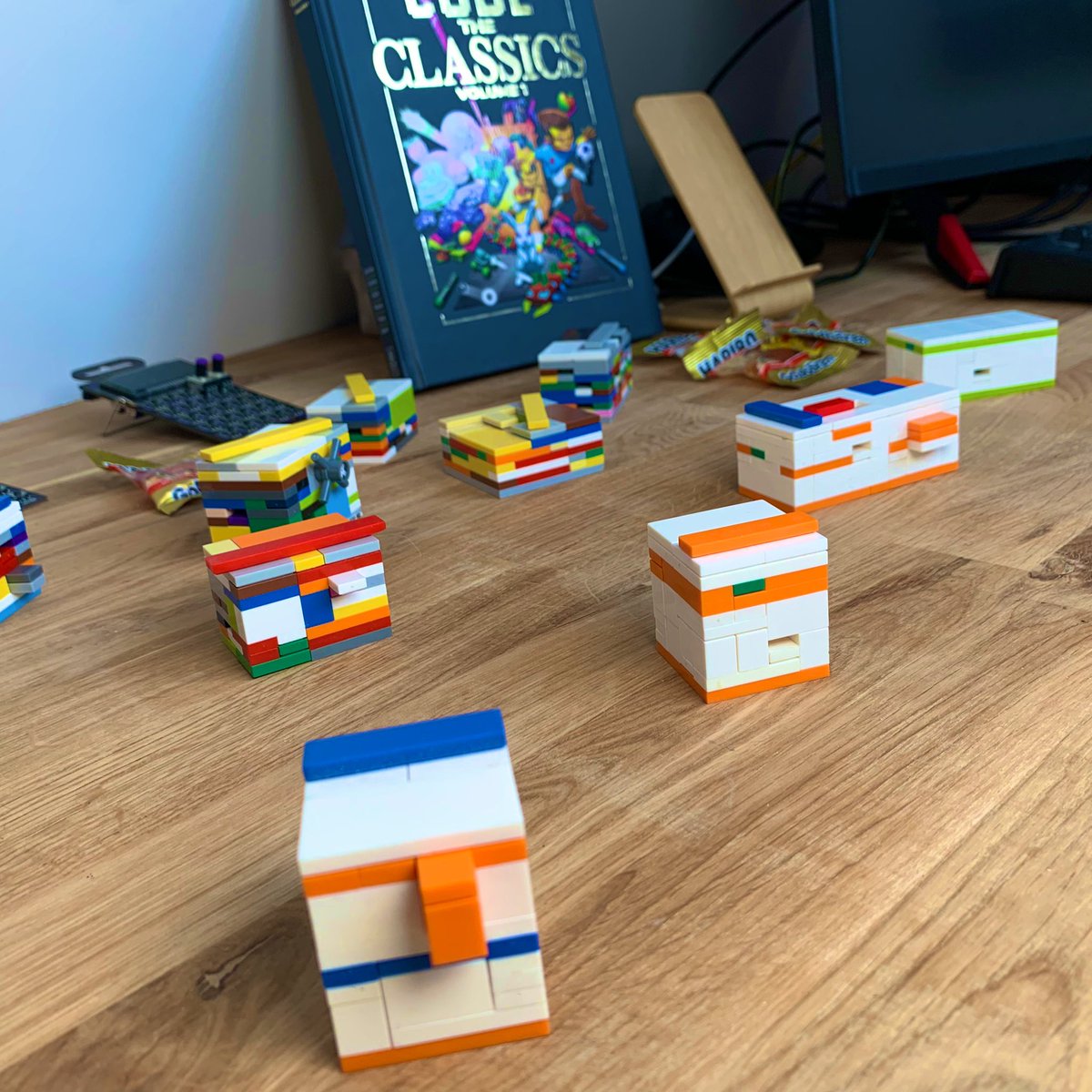Hi puzzle lovers 😊
I’ve took quite a big break during the summer to rest and organize my life
But I’m back playing with Legos 😍
I’m more productive on Instagram than here (managing two social networks is pretty time consuming)
But I’ll try my best to give you more updates ! 😘