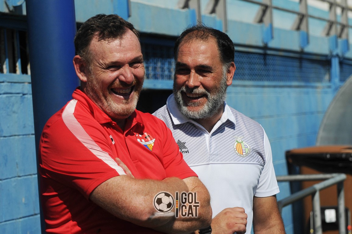 Rialles entre banquetes 😂

🧑🏻Javi Santiago, primer entrenador del Sant Genís Penitents, i Juan Avi, cos tècnic del Pere Gol. 

📸 <a href="/pedrog71pedro/">Pedro González Sánchez</a> 

#3cat11 #futbolcat