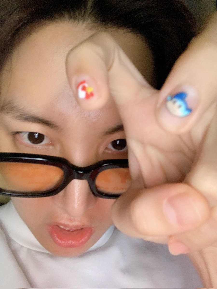 BTS WEVERSE FEED JHOPE/HOSEOK 210927

Hobi: 🐔two years old🐔

[ T/N: it's the 2nd anniversary of Chicken Noodle Soup! ] <a href="/BTS_twt/">방탄소년단</a>