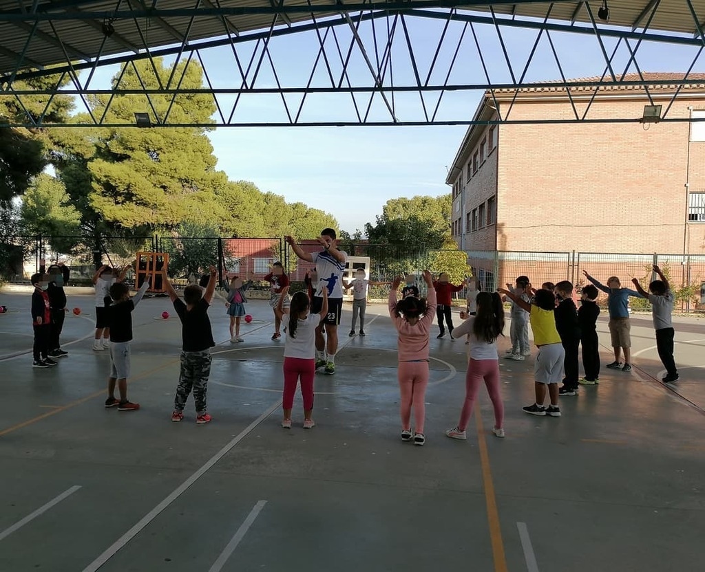 CBM_VegadeGrana's tweet photo. En CBM Vega de Granada seguimos trabajando para dar a conocer el Balonmano.
El la foto, l@s alumnos de 1º del CEIP Ntra Sra de Las Nieves, de Las Gabias, calientan para divertirse jugando al Balonmano.
Lo estáis haciendo genial!!
#UnClubUnaFamiliaBmVGR #domca #lasgabiasesdep… https://t.co/NZlE5sbT8L