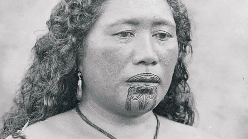 アイヌの女性はなぜ口に刺青を入れるのかは、顔くらいしか皮膚が出るところがないからかなと、つまり気候に関係するのかと漠然と考えていたけど(ただの直感)、ニュージーランドの先住民族マオリ族の典型的な刺青を見て(前から知ってたけど)、あ、違うかもと思った。 