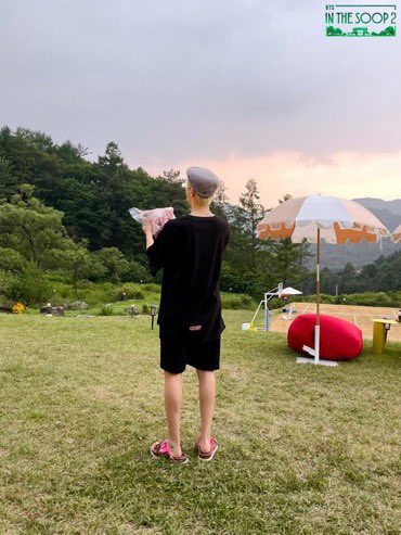 glosstannies's tweet photo. hoseok defrosting an entire chunk of meat while holding it under the sun.. https://t.co/2EvbTrDHJk