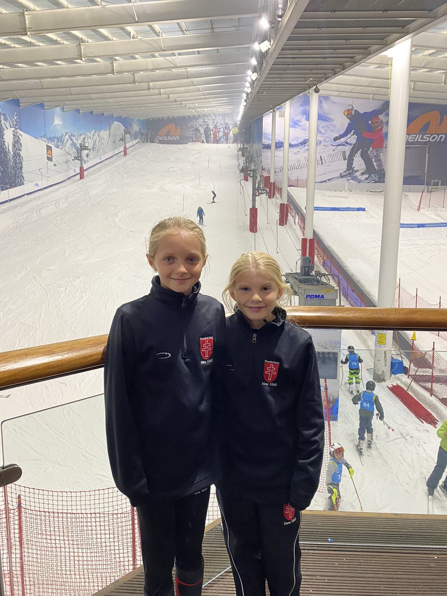 The girls did brilliantly!! 7th and 18th for Isabella and Roberta! Now they are cheering on the boys! 🔴⚫️⚪️🎿