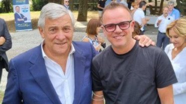 m_spagna's tweet photo. Menestrelli e saltimbanco.
Da Pippo Franco a Montesano passando per Gigi d’Alessio il trash show è al completo.
#cdx #trashshow https://t.co/9KTsEpbpM2