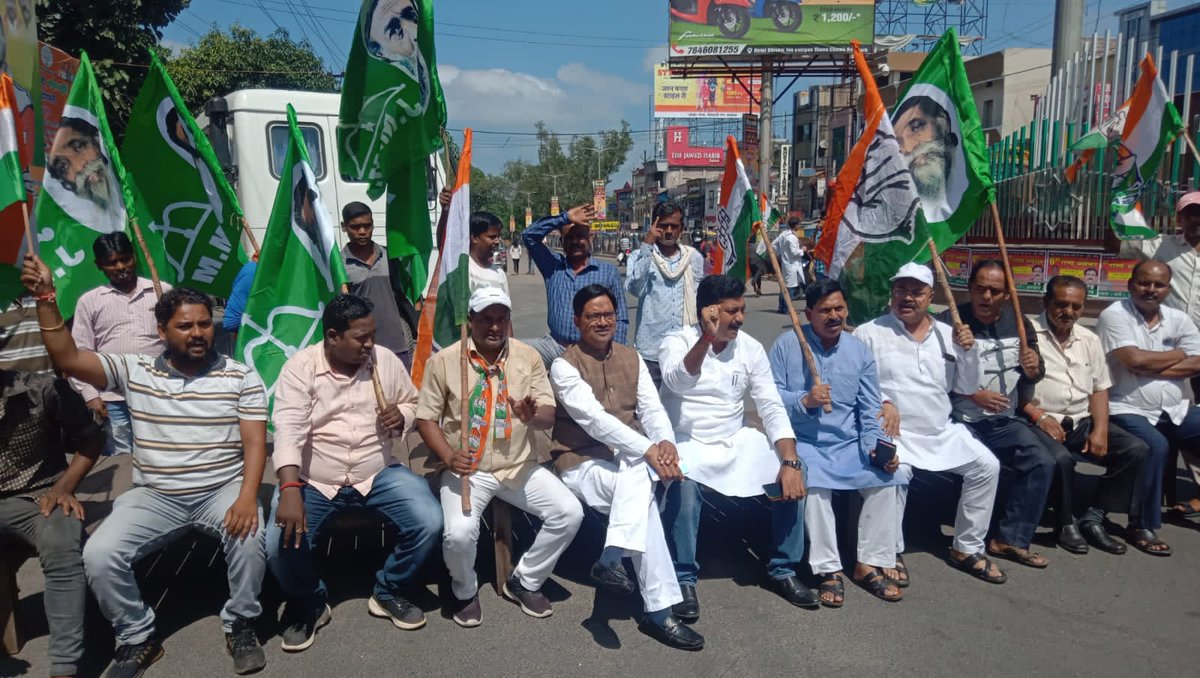 .<a href="/INCJharkhand/">Jharkhand Pradesh Congress</a> के प्रदेश कार्यकारी अध्यक्ष शाहज़ादा अनवर जी के नेतृत्व में भारत बंद में रामगढ़ के सड़कों पर उतरे विपक्षी दलों के नेता कार्यकर्ता।
#आज_भारत_बंद_रहेगा 

<a href="/SinghRPN/">RPN Singh</a> <a href="/RajeshThakurINC/">Rajesh Thakur</a> 
<a href="/ShahzadaAnwar3/">Shahzada Anwar</a> <a href="/MLARamgarh/">Mamta Devi</a>