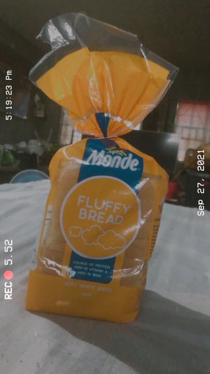 angela14joan's tweet image. May iba ako bibilin pero nakita ko to, so let's give it a try!!! Bilang buntis, maya't maya pa naman ako kung magutom 😁 Hahahaha. Hi ate @annecurtissmith 👋🏻 #monde #fluffybread