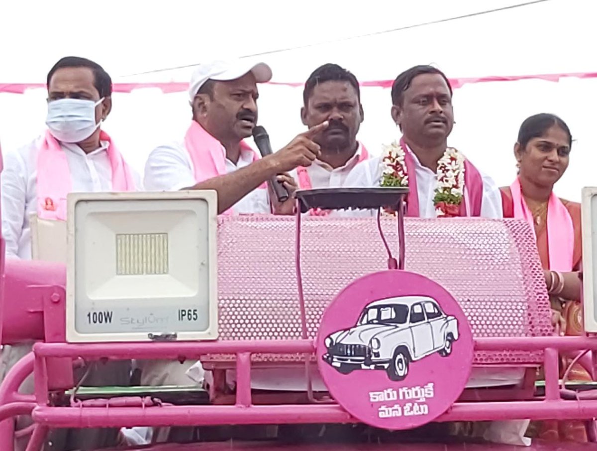 DharmareddyTRS's tweet photo. హుజురాబాద్ నియోజకవర్గంలొని కమలాపూర్ మండలం శనిగరం గ్రామంలో హుజురాబాద్ ఉపఎన్నికల్లో భాగంగా తెరాస అభ్యర్థి గెల్లు శ్రీనివాస్ యాదవ్ గారితో కలిసి ఇంటింటి ప్రచారం నిర్వహించడం జరిగింది.
@trspartyonline
@trsharish
#HuzurabadWithTRS https://t.co/FwPD4b3Vhd