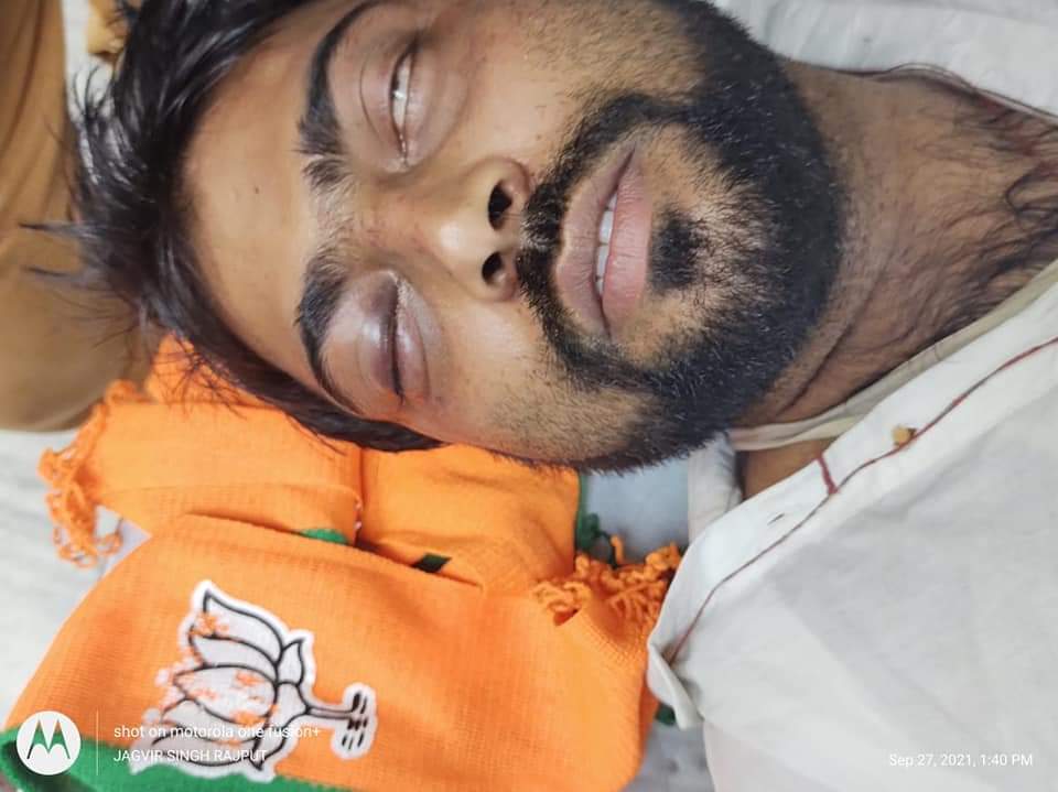 imSaffronAshu's tweet photo. Disturbing pictures of Sri Mukund Jha, President, @BJYM South Kolkata after he was brutally attacked by TMC goons at Bhawanipore today while campaigning with Sri @DilipGhoshBJP

#AbaroHarbeMamata is an irrefutable truth and Mamata Banerjee has once more ashamed the Democracy. https://t.co/N8Niayx2zJ