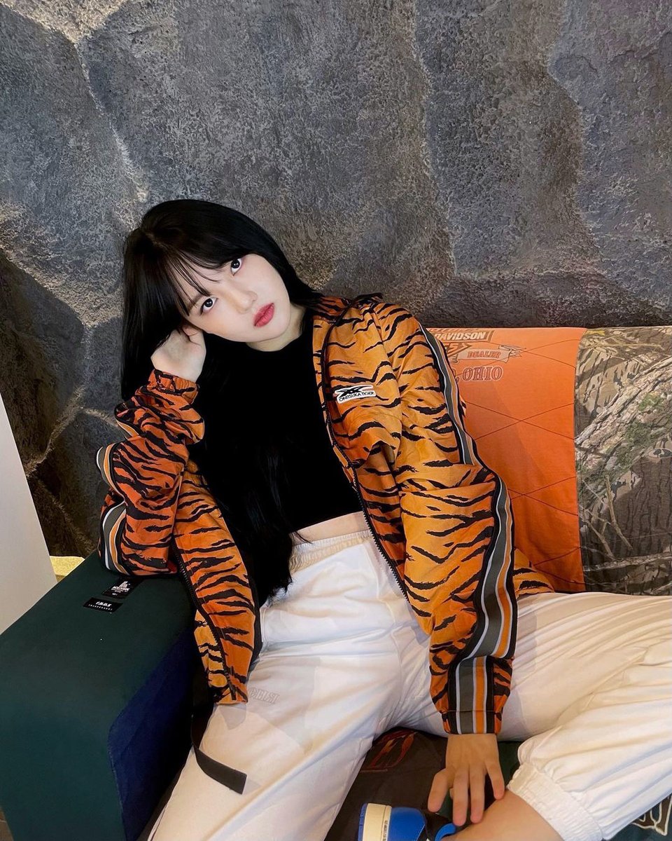Zea_0619's tweet photo. Yerin and SinB updating two days in a row and they be looking so stunning, I'm blessed 💕 https://t.co/THoZ27zE54