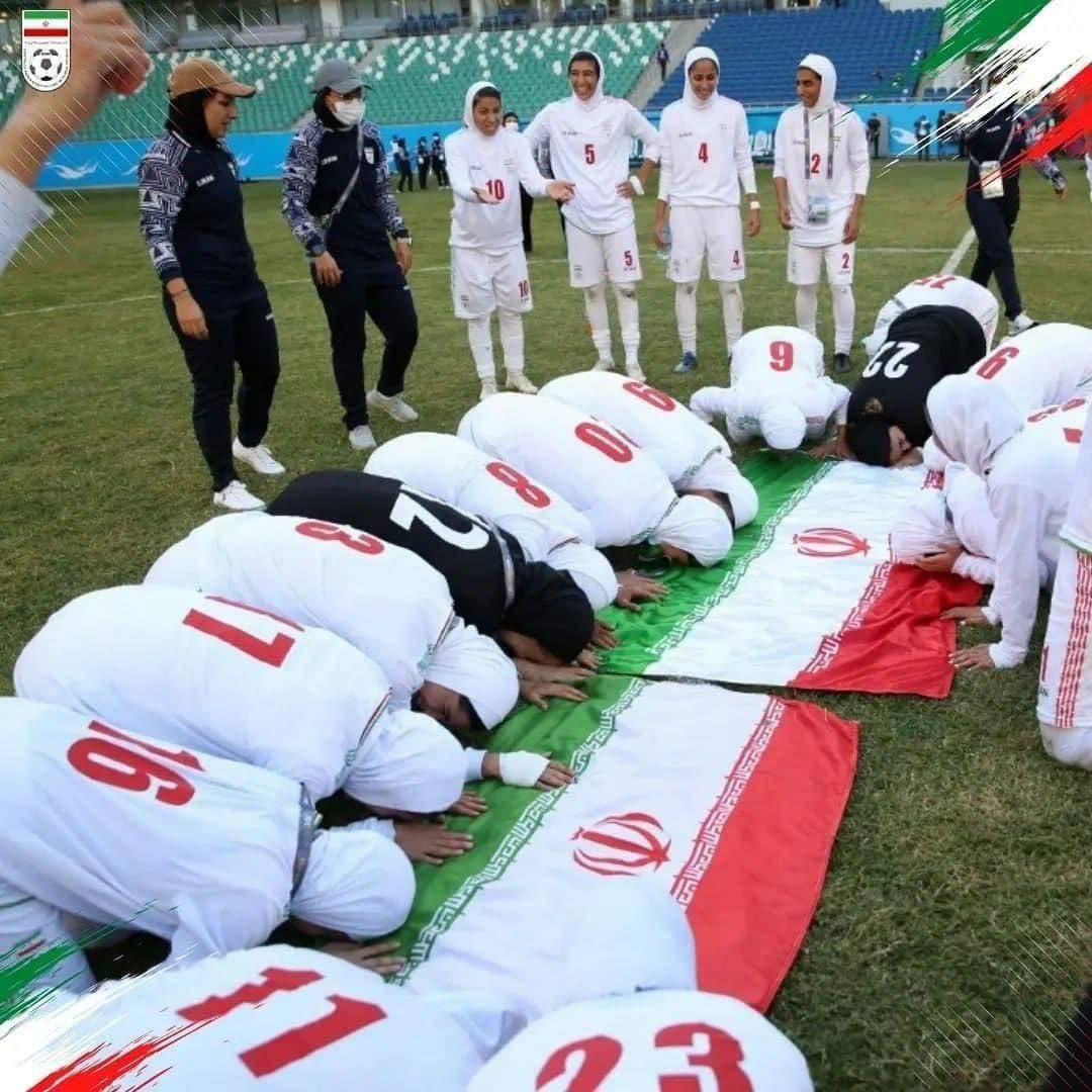 officialmohseni's tweet photo. در آستانه اربعین حسینی، صعود بانوان ملی‌پوش فوتبال ایران به مرحله گروهی رقابت های جام ملت‌های آسیا، اتفاقی ستودنی است. دلاور #زنان_ورزشکار کشورمان با تاسی از سیره اهل بیت علیهم السلام و در روزهای سخت کرونایی، تاریخ ساز و مایه افتخار مردم سرزمینمان شدند. شهد پیروزی گوارای وجودتان https://t.co/qUkO7fXCOC