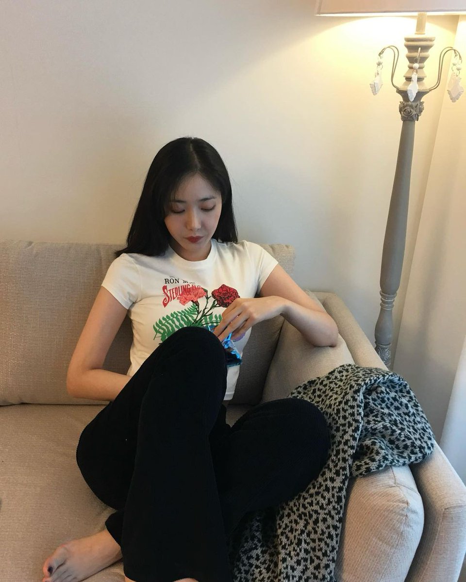 Zea_0619's tweet photo. Yerin and SinB updating two days in a row and they be looking so stunning, I'm blessed 💕 https://t.co/THoZ27zE54