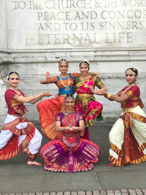 BhavanLondon's tweet photo. Offering classes in #Bharatanatyam, #Kathak, #Odissi, and #Kuchipudi.
Learn from distinguished Gurus and join a community of exciting artists π
https://t.co/mnY4T6Qrc2
#Dance #indianclassical #indianclassicaldance #indiaarts #dancecourses #onlinecourses #londondance https://t.co/hiY7HJJ0Qt