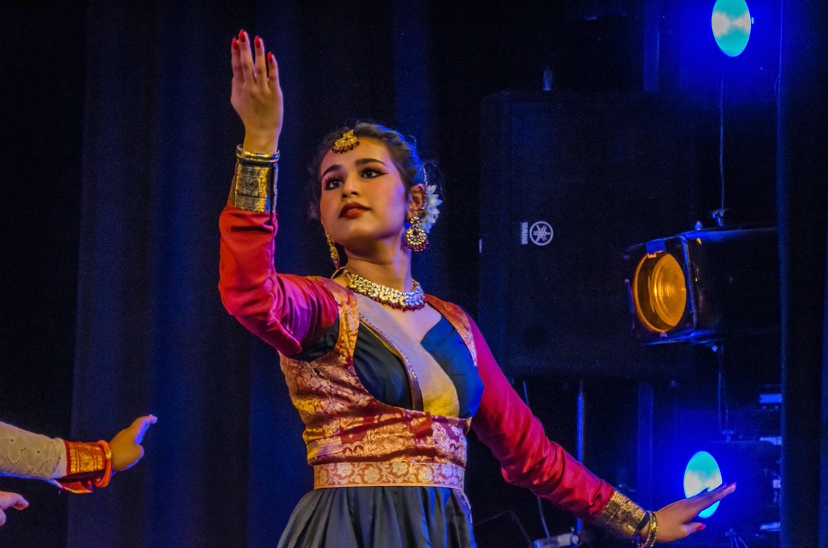 BhavanLondon's tweet photo. Offering classes in #Bharatanatyam, #Kathak, #Odissi, and #Kuchipudi.
Learn from distinguished Gurus and join a community of exciting artists π
https://t.co/mnY4T6Qrc2
#Dance #indianclassical #indianclassicaldance #indiaarts #dancecourses #onlinecourses #londondance https://t.co/hiY7HJJ0Qt