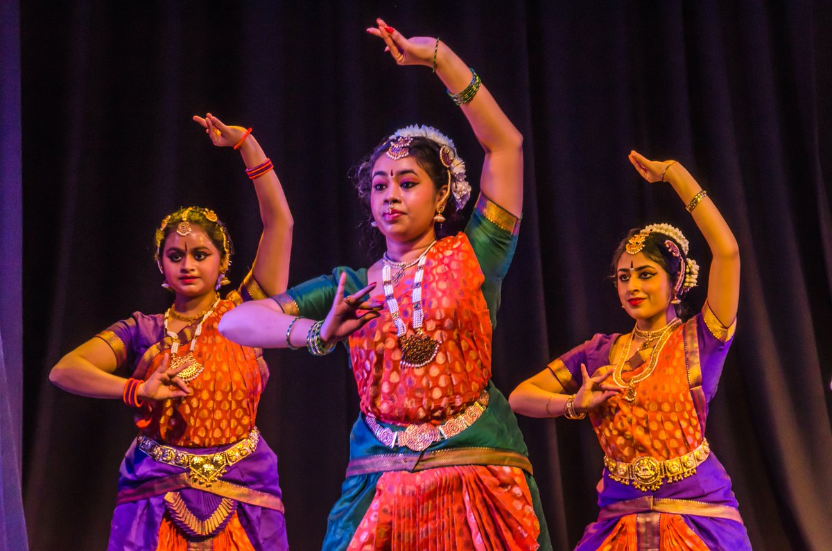 BhavanLondon's tweet photo. Offering classes in #Bharatanatyam, #Kathak, #Odissi, and #Kuchipudi.
Learn from distinguished Gurus and join a community of exciting artists π
https://t.co/mnY4T6Qrc2
#Dance #indianclassical #indianclassicaldance #indiaarts #dancecourses #onlinecourses #londondance https://t.co/hiY7HJJ0Qt